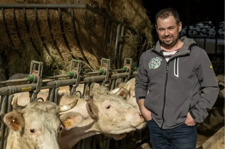 Article du Dauphiné libéré du 21 avril 2026 : portrait d’un éleveur devant ses vaches