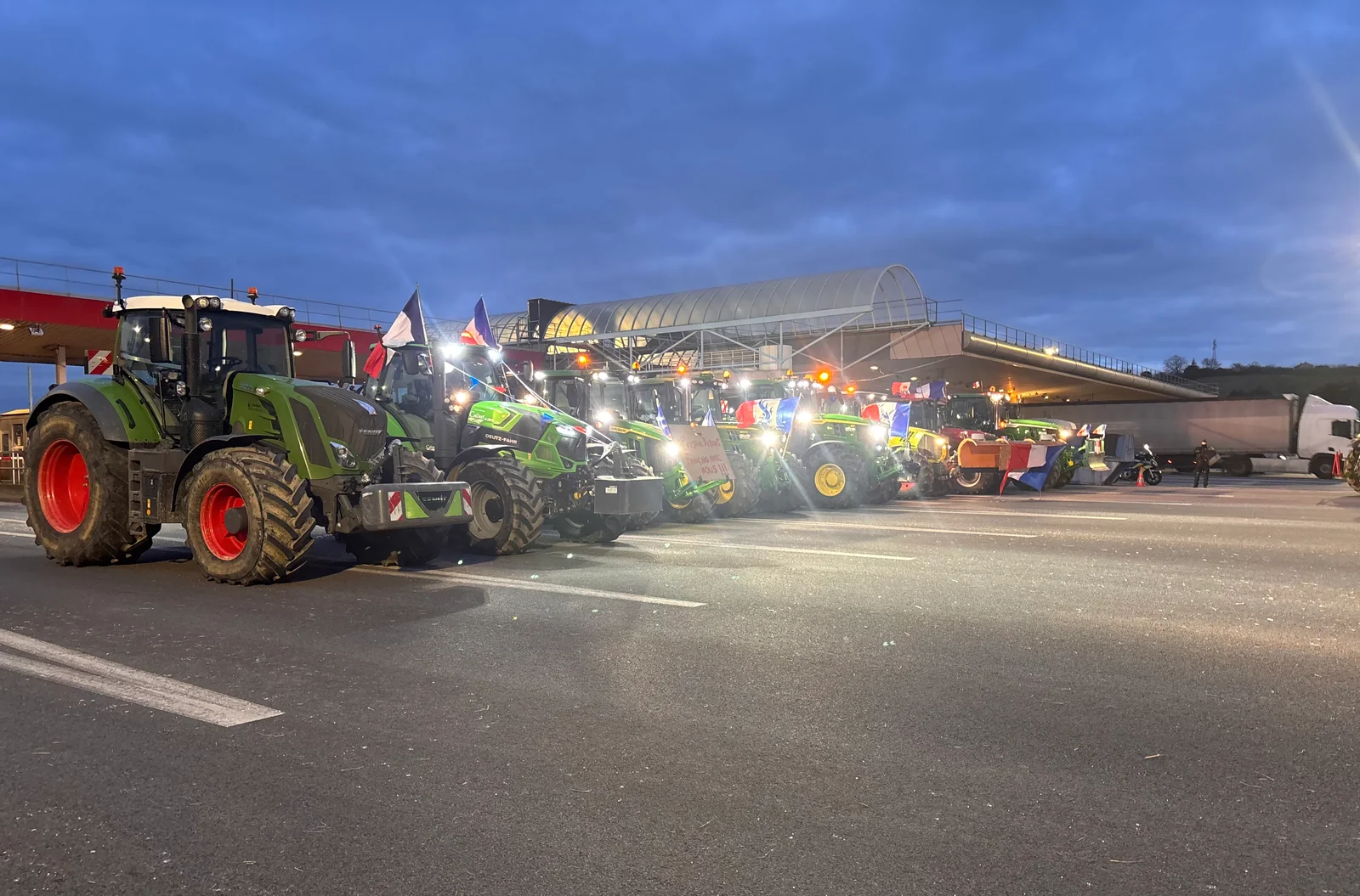Convoi de tracteurs d’agriculteurs d’AGRIS A7 mobilisés au péage de Reventin-Vaugris, à la tombée de la nuit