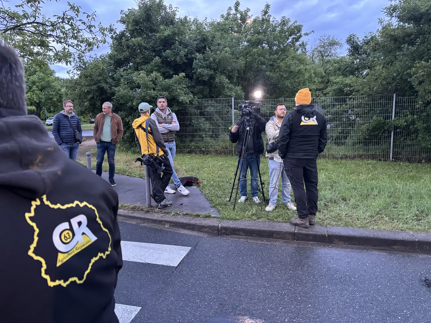 Journalistes et agriculteurs en bord de route devant la raffinerie de Feyzin