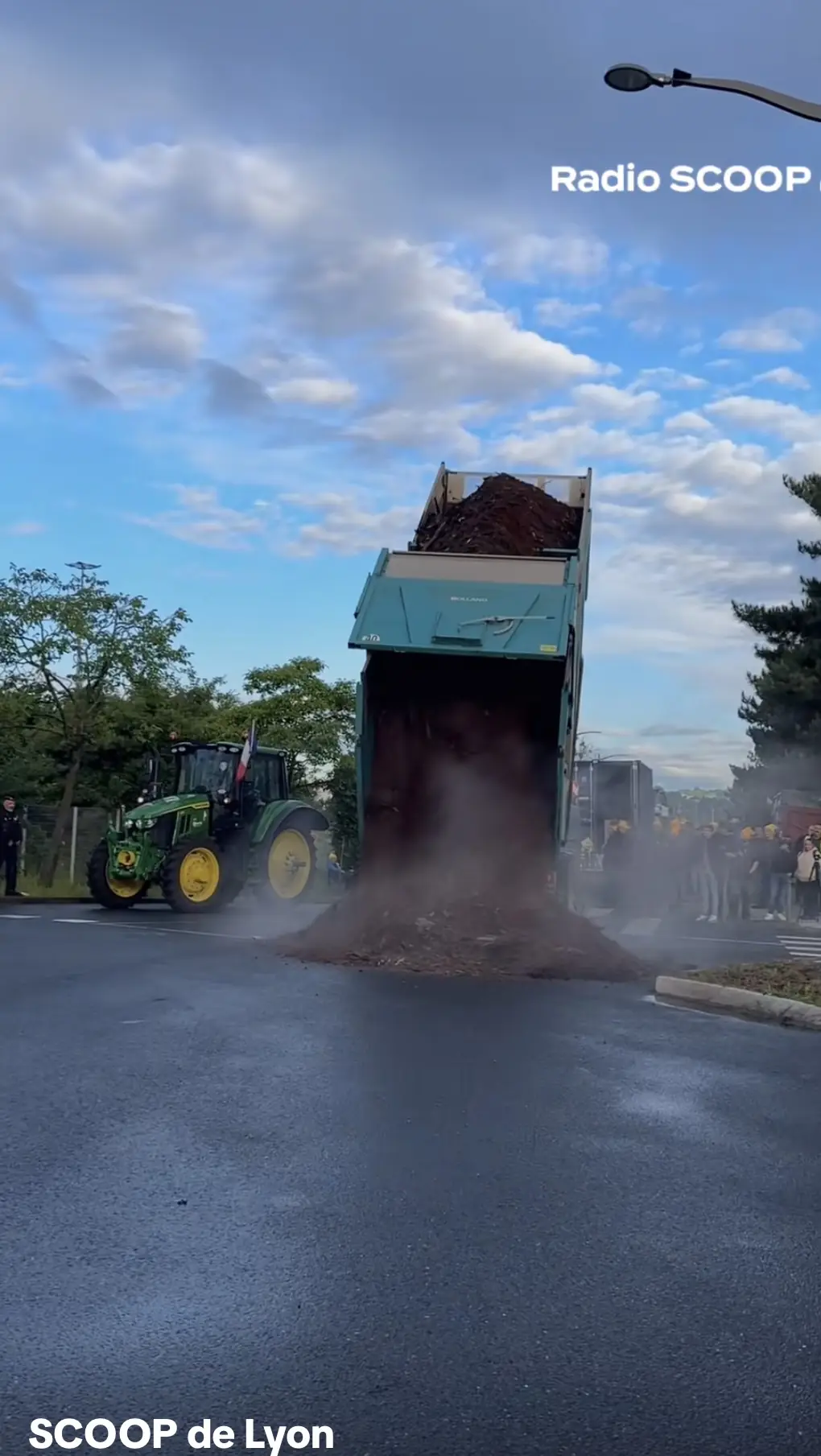 Capture d’une vidéo de la mobilisation à la raffinerie de Feyzin : une remorque benne se vide sur la route