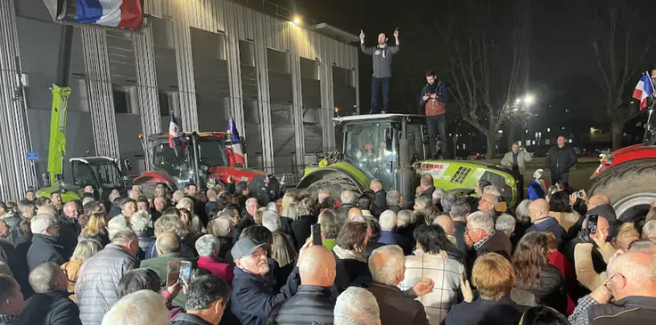 Article de Vivre à Vienne du 20 janvier 2026 : foule d’agriculteurs rassemblée devant des tracteurs